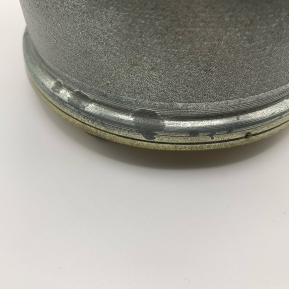 Vintage 1940s footed aluminum puff music box - Picture 7 of 9